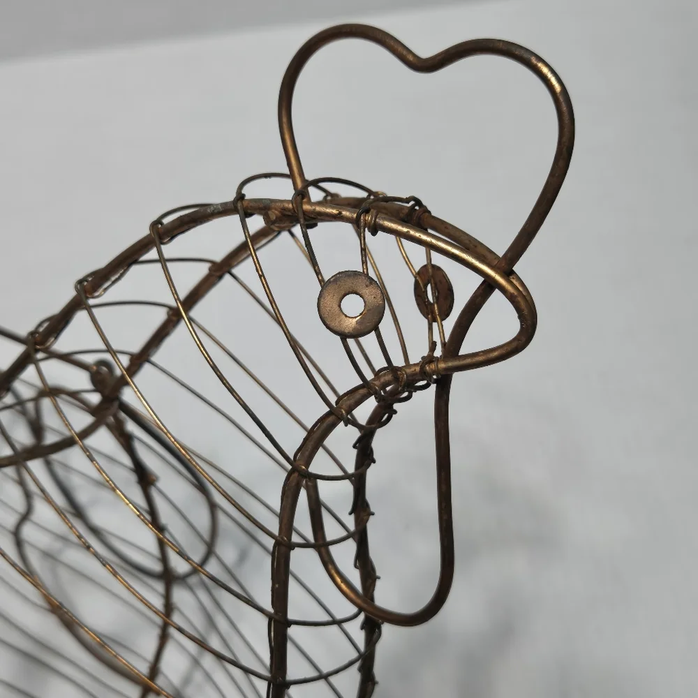 Chicken basket, copper colored wire egg basket egg collecting, like a chicken